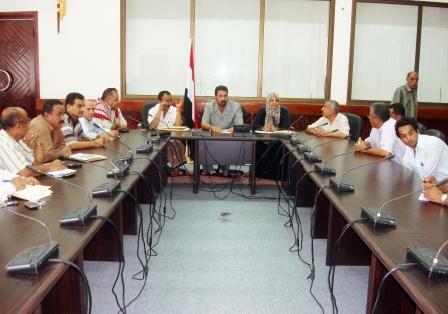 د. الجفري اثناء لقائه اللجنة الاشرافية للانتخابات الداخلية للمجالس المحلية أمس